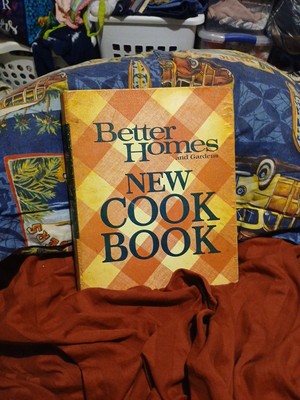 1968 Better Homes and Gardens 5 ring binder hardbacked Cookbook-image