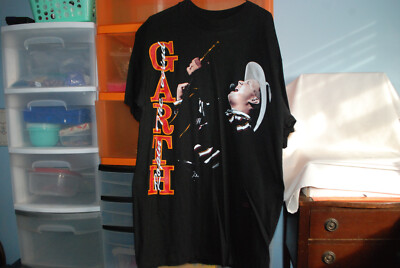 Vintage 90s Garth Brooks T-shirt Ropin the Wind Beefy Hanes Size m Made in USA-image