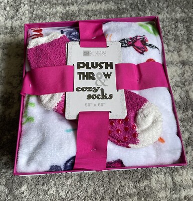 New Studio Collection Plush Throw & Cozy Socks 50”x 60” 100% Polyester -image