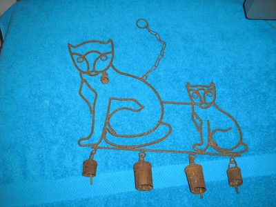 Vintage TWO CAT WIND CHIME Rusty Metal Iron Primitive Bells Clappers Art Retro-image