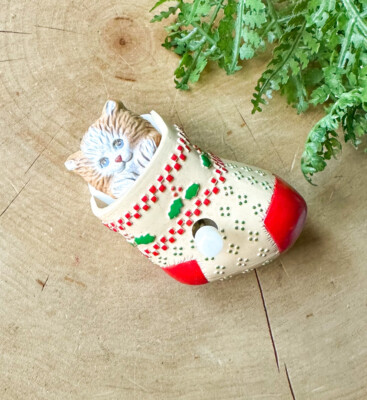 VTG Hallmark Kitten PIN Christmas Stocking WIND UP CAT POP UP Moving 1990 Brooch-image