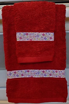 2 pc Bathroom Hand Towel & Wash Cloth Set trimmed w/white ribbon w/floral design-image
