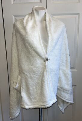 NWT Ambrielle Cozy Wrap Shawl Fleece with Pockets Snowdrift White 72
