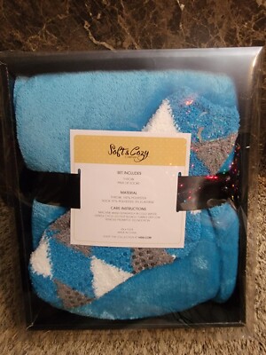 NEW SOFT & COZY Throw with Socks Set Very Nice WARM  Blue White and Grey-image