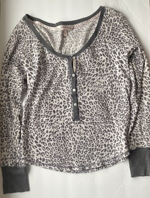 VICTORIA  secret cozy leopard long sleeve lounge top Used size XS-image