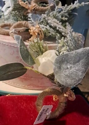 Beautiful Set Of 6 Pier 1 Napkin Rings Frosted Winter Floral Design W White Rose-image