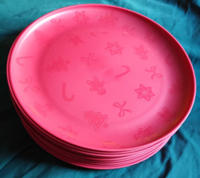 new 12 pcs Mainstays Plastic Dinner Plates, Etched Holiday red-image