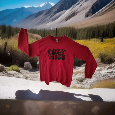 NWOT Gildan Heavy Blend Sweatshirt Cozy Vibes Print Size Small Burgundy K0129-image