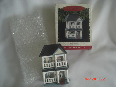 BOXED 1993 HALLMARK COZY HOME ORNAMENT #10 in NOSTALGIC HOUSES & SHOPS w/ TAB-image