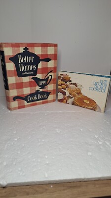 Better Homes And Gardens And Betty Crockers Bisquick Cookbook Lot-image