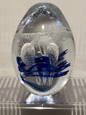 Pier 1 Imports Heavy Art Glass Paperweight Tulip blue flower design VGT Egg Shap-image