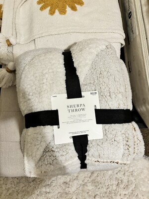 Hobby Lobby Fleece Throw NWT white-image