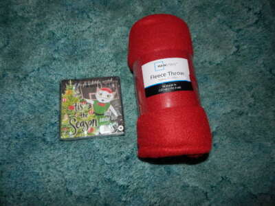 LOVELY FLEECE BLANKET AND CAT NAPKIN PACK!  BRAND NEW! RECEIVE A BONUS GIFT!-image